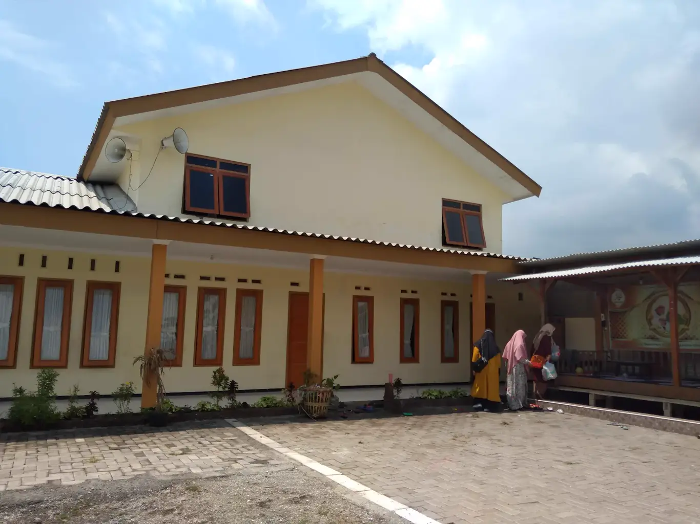 Gedung asrama berwarna kuning di lingkungan pondok