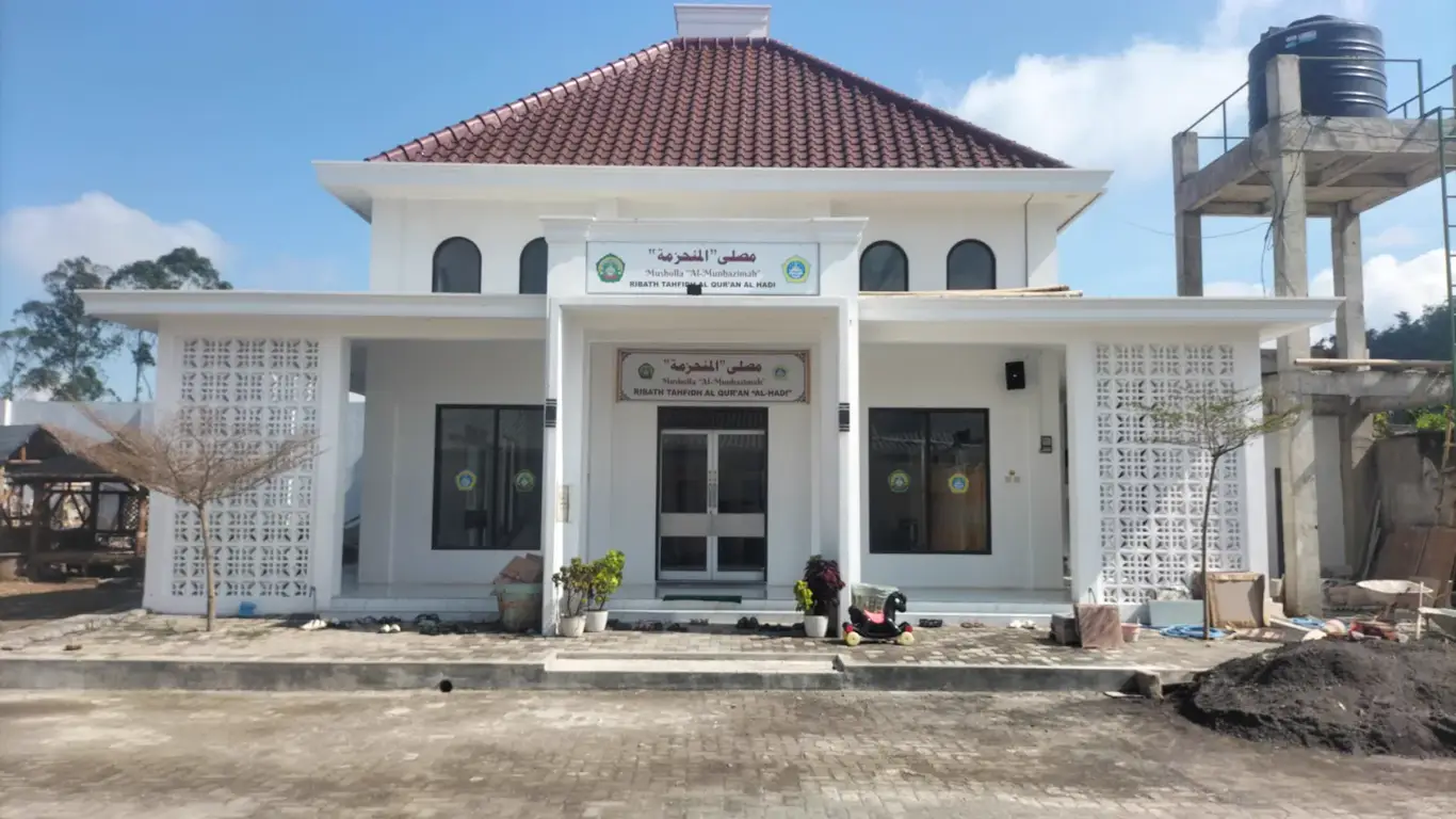 Gedung aula putih tempat kegiatan bersama santri