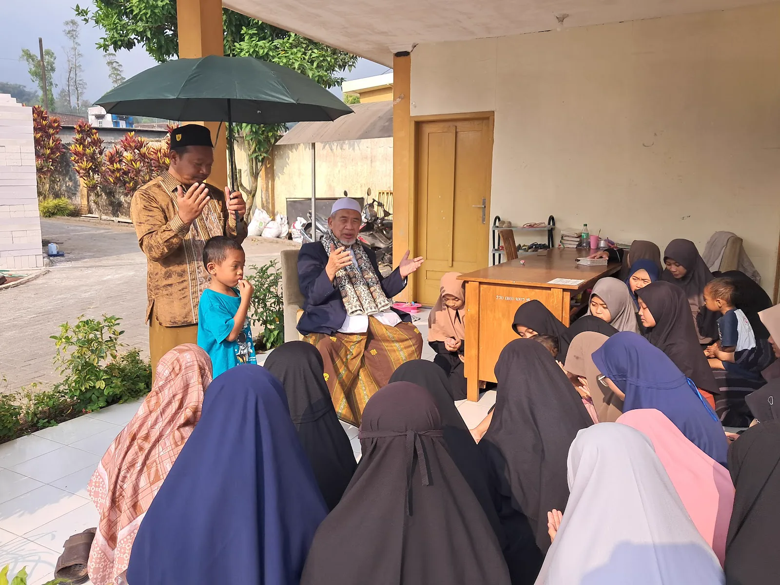 Pengasuh bersama santri Ribath Al-Hadi