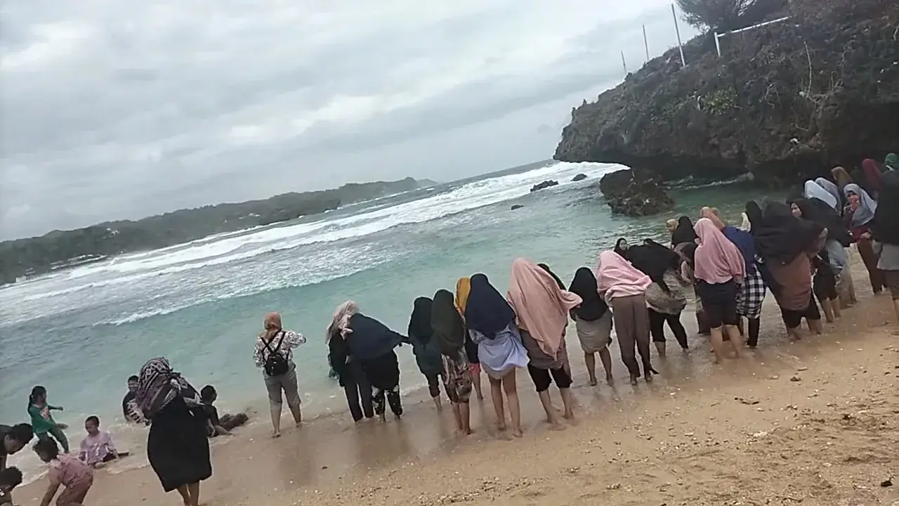 Rihlah santri ke pantai